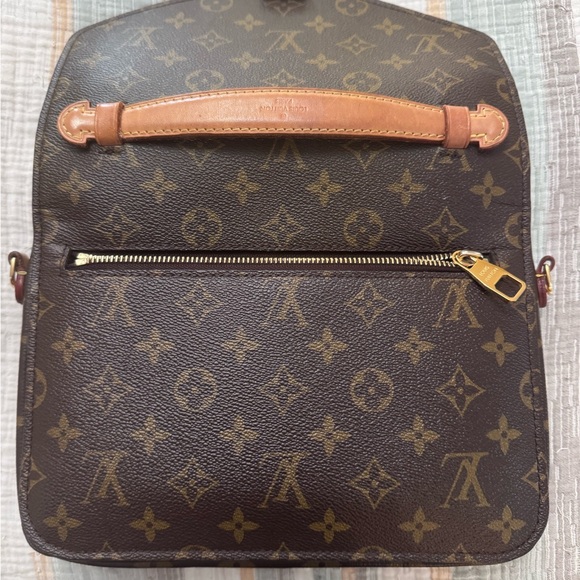 Authentic LV Pochette Métis Monogram - Picture 12 of 14